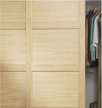 Nærbilde av Langlo® Topaz skyvedører med sprosser i eikefinér, lakkert i fylling (thumbnail)