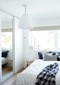 Soverom med Langlo® Topaz skyvedører i heltre og hvit NCS S 0500 N og klart speil i fylling (thumbnail)