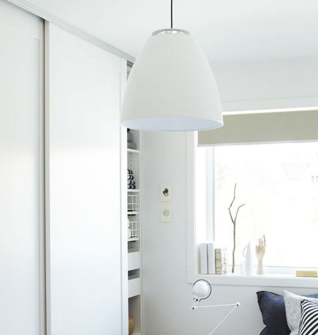 Soverom med Langlo® Topaz skyvedører i heltre og hvit NCS S 0500 N