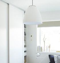 Soverom med Langlo® Topaz skyvedører i heltre og hvit NCS S 0500 N (thumbnail)