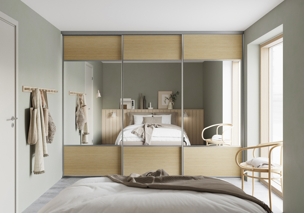 Soverom med Langlo® Edge skyvedører i klart speil og Siv, eik i fylling og aluminiums omramming
