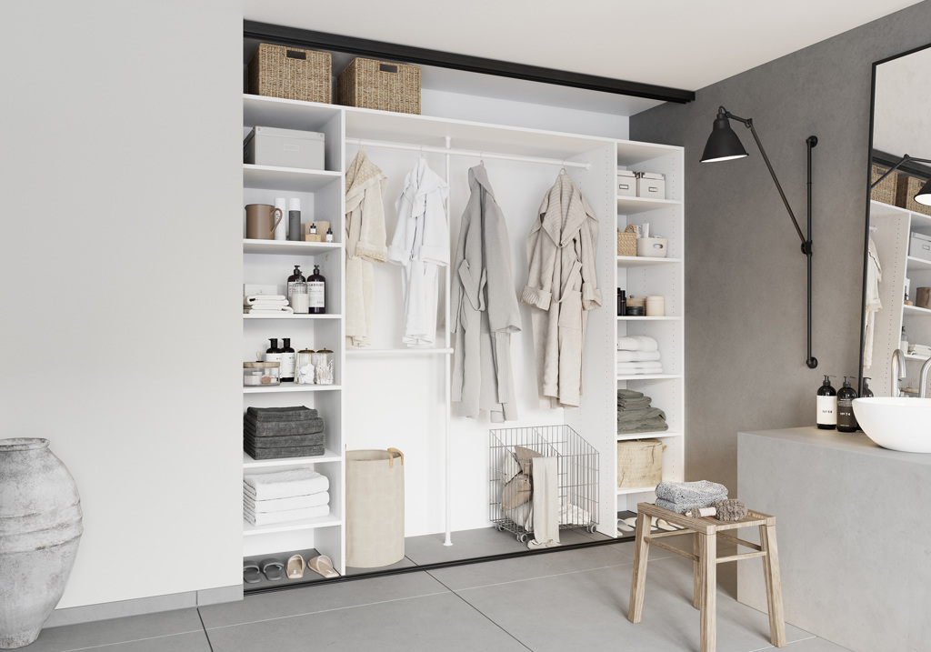 Baderom med hvit Langlo® møbelinnredning bestående av hyller og dobbelt garderobeoppheng