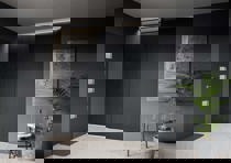 Entre med Langlo® Topaz skyvedører i eikefiner, sortmalt overflate og LED belysning i toppskinne (thumbnail)