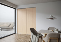 Oppholdsrom med Langlo® Topaz skyvedører i hvitonet eikefinèr overflate (thumbnail)